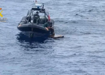 Rescatado a la deriva sobre un palet con el que pretendía cruzar de Tenerife a Gran Canaria