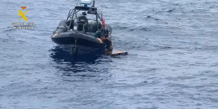 Rescatado a la deriva sobre un palet con el que pretendía cruzar de Tenerife a Gran Canaria