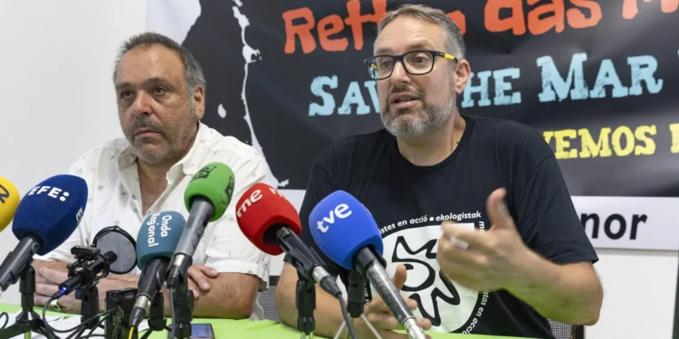 Banderas negras en Canarias para ocupaciones del espacio marítimo y la contaminación