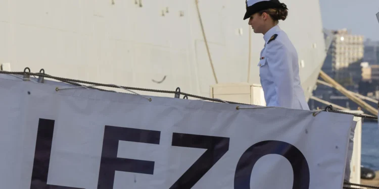 Leonor amplía su formación naval en unas maniobras de la Armada Española con munición real