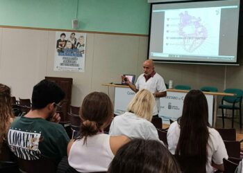 El HUC realiza el primer taller de auscultación cardíaca con cardiobeat dirigido a médicos internos residentes