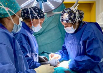 El Hospital Molina Orosa implanta un sistema de neuromodulación medular para tratar el dolor crónico resistente