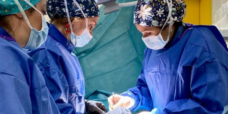 El Hospital Molina Orosa implanta un sistema de neuromodulación medular para tratar el dolor crónico resistente