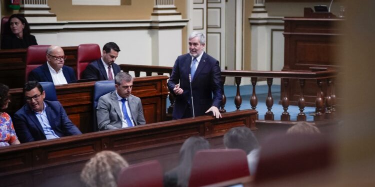 Clavijo espera unanimidad del Parlamento para instar al Estado a permitir el uso del superávit en vivienda
