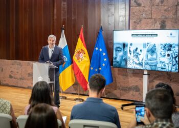 Clavijo presenta una Guía de Buenas Prácticas para mejorar la atención de los menores migrantes no acompañados