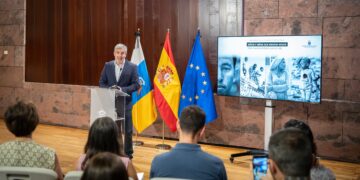 Clavijo presenta una Guía de Buenas Prácticas para mejorar la atención de los menores migrantes no acompañados