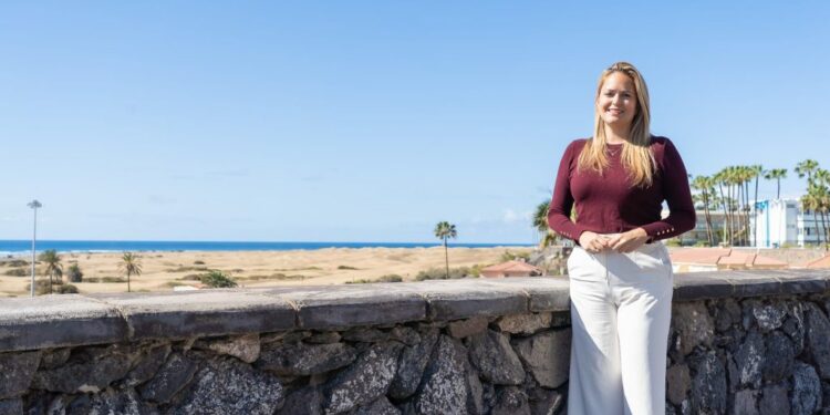 YILENIA-PASEO-MASPALOMAS-COSTA-CANARIA