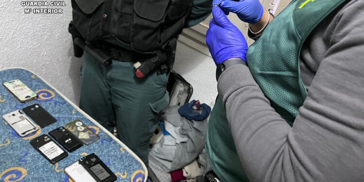 Detenida una trama acusada de estafar casi 1,6 millones de euros por internet