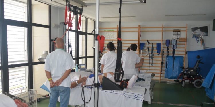 La unidad de Lesionados Medulares del Insular recuerda que hay que tener precaución con las zambullidas