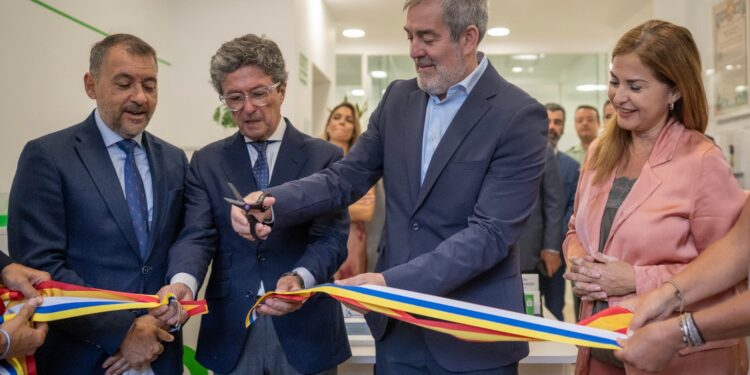 Clavijo destaca el compromiso de la AECC en la inauguración de su nueva sede en Santa Cruz de Tenerife