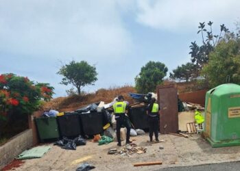 Agentes de la Policía Local desplazados a uno de los lugares donde se han abandonado enseres junto a la vía pública.