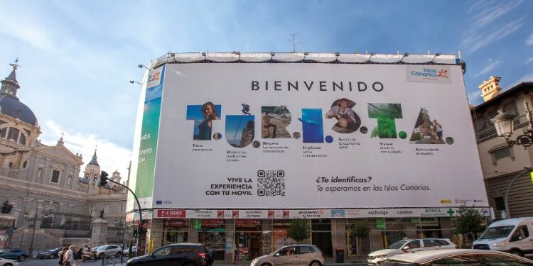 Lona de la campaña de Islas Canarias destinada al turismo nacional