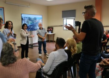 Carolina Darias comparte con vecinos y vecinas el proyecto de transformación urbana de la carretera de Almatriche.