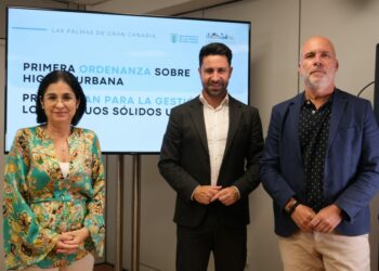 Carolina Darias presenta junto al concejal de Limpieza, Héctor Alemán, las principales líneas de la primera Ordenanza de Higiene Urbana de la ciudad. 2