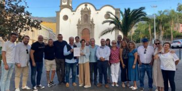 concejales y dirigentes del PP, y el edil de NC, tras presentar la moción de censura