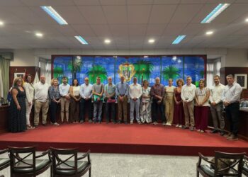 Corporacioìn municipal junto a la AAVV de La Quinta