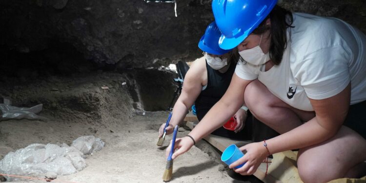La Cueva de los Cabezazos fue utilizada como espacio de habitación y corral por la sociedad guanche
