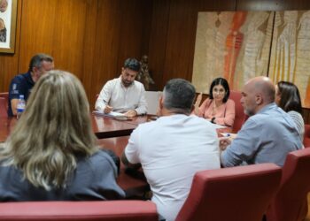 Darias mantiene un encuentro con las personas afectadas por el incendio en la calle Doctor Miguel Rosas 1