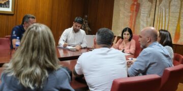 Darias mantiene un encuentro con las personas afectadas por el incendio en la calle Doctor Miguel Rosas 1