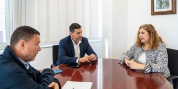 Dimas Sarmiento, Alejandro Marichal en la reunión mantenida con Consejería de Bienestar Social del Cabildo 2