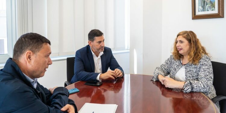 Dimas Sarmiento, Alejandro Marichal en la reunión mantenida con Consejería de Bienestar Social del Cabildo 2