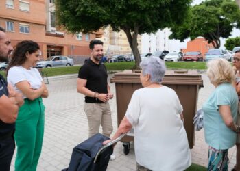 El concejal de Limpieza, Héctor Alemán, y la concejala de Ciudad Alta, Betsaida González, en la presentación del quinto contenedor en Altavista