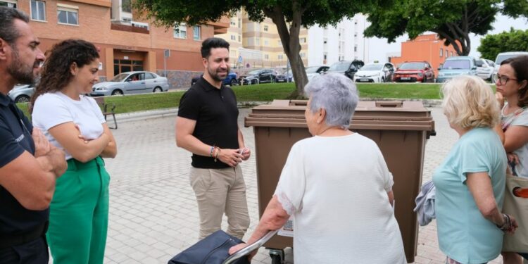 El concejal de Limpieza, Héctor Alemán, y la concejala de Ciudad Alta, Betsaida González, en la presentación del quinto contenedor en Altavista