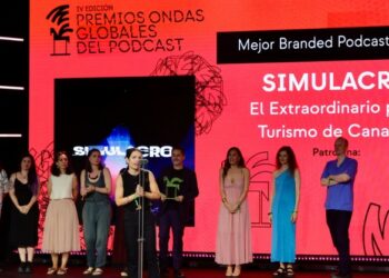 Momento de la entrega del premio Ondas al pódcast "Simulacro"