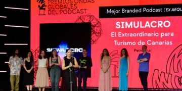 Momento de la entrega del premio Ondas al pódcast "Simulacro"