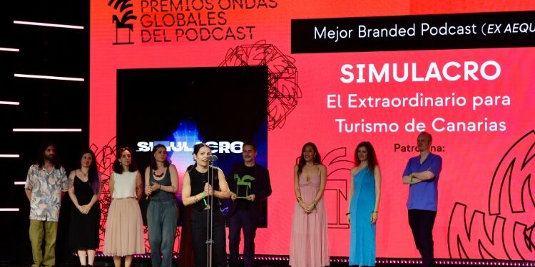 Momento de la entrega del premio Ondas al pódcast "Simulacro"