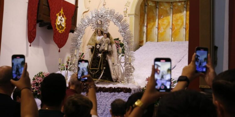 Foto de archivo de la bajada de la Virgen del Carmen del camarín