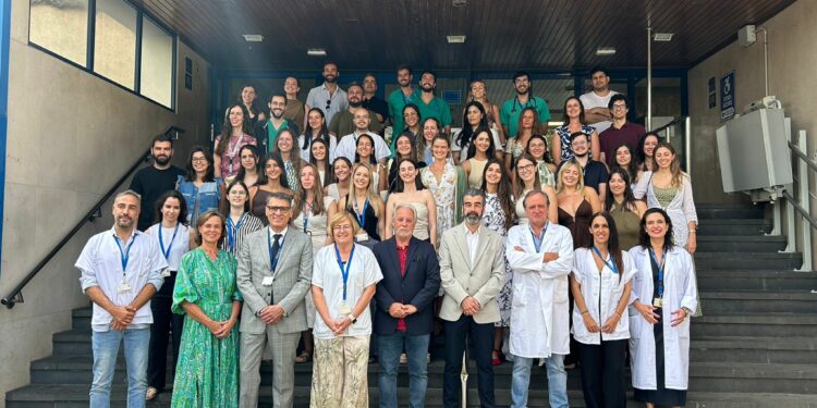 El Hospital Universitario La Candelaria reconoce a 44 médicos y enfermeras que terminan su formación