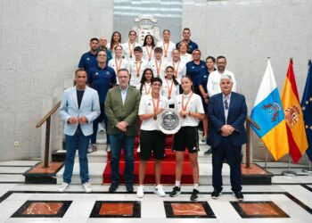 Poli Suárez celebra el bronce nacional de la selección femenina de fútbol playa sub-17 con sus protagonistas
