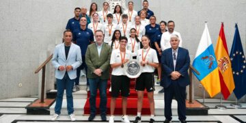 Poli Suárez celebra el bronce nacional de la selección femenina de fútbol playa sub-17 con sus protagonistas