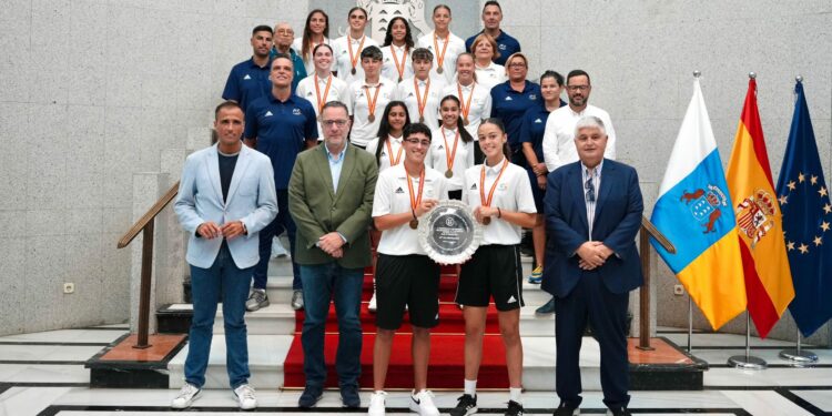 Poli Suárez celebra el bronce nacional de la selección femenina de fútbol playa sub-17 con sus protagonistas
