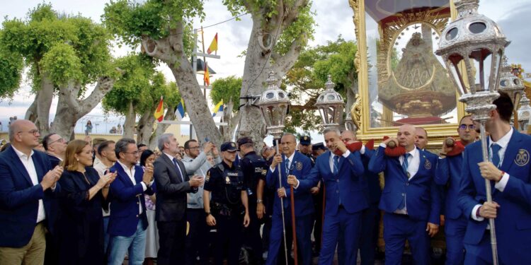 Un momento durante la llegada de la Virgen de Las Nieves a la Plaza de la Encarnación