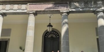 La Mesa parlamentaria posa con el personal de nueva incorporación