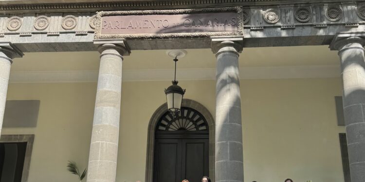 La Mesa parlamentaria posa con el personal de nueva incorporación