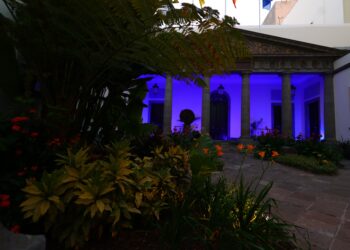 La fachada del Parlamento iluminada de color azul