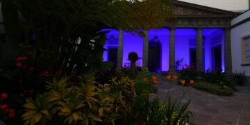 La fachada del Parlamento iluminada de color azul