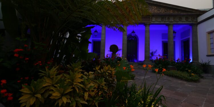 La fachada del Parlamento iluminada de color azul