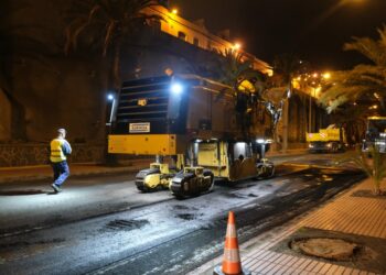 Imagen de archivo de trabajos de asfaltado nocturno en Las Palmas de Gran Canaria