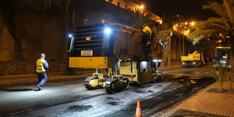 Imagen de archivo de trabajos de asfaltado nocturno en Las Palmas de Gran Canaria