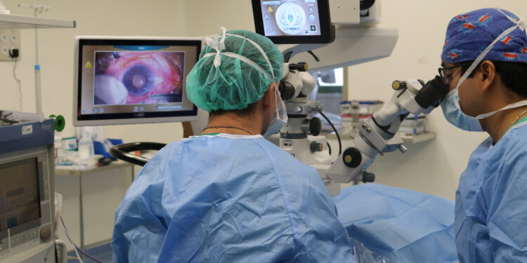 El hospital Molina Orosa incorpora la cirugía vítreorretiniana a su cartera de servicios
