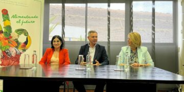 La alcaldesa, Carolina Darias, el presidente de Mercasa, José Miñones, y la directora general de Mercalaspalmas, Mónica Suárez