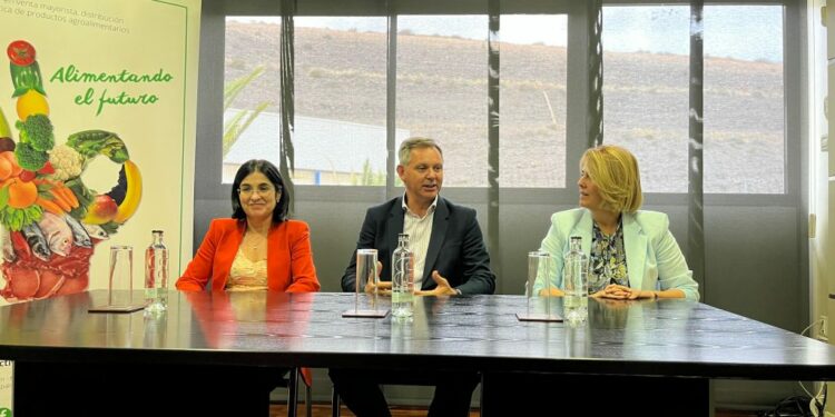 La alcaldesa, Carolina Darias, el presidente de Mercasa, José Miñones, y la directora general de Mercalaspalmas, Mónica Suárez