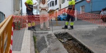 La concejala de Aguas, Inmaculada Medina, junto a trabajadores de las obras en la calle Salvia
