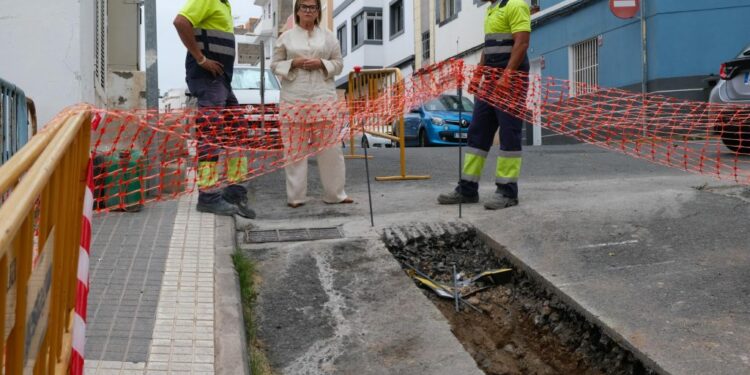 La concejala de Aguas, Inmaculada Medina, junto a trabajadores de las obras en la calle Salvia