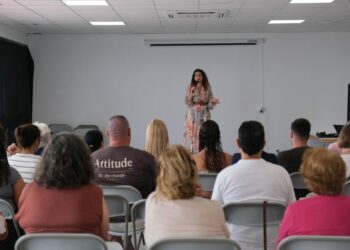 La concejala de Participación Ciudadana, Betsaida González, durante el evento de clausura de la última edición de los talleres.