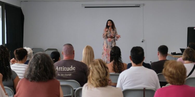 La concejala de Participación Ciudadana, Betsaida González, durante el evento de clausura de la última edición de los talleres.